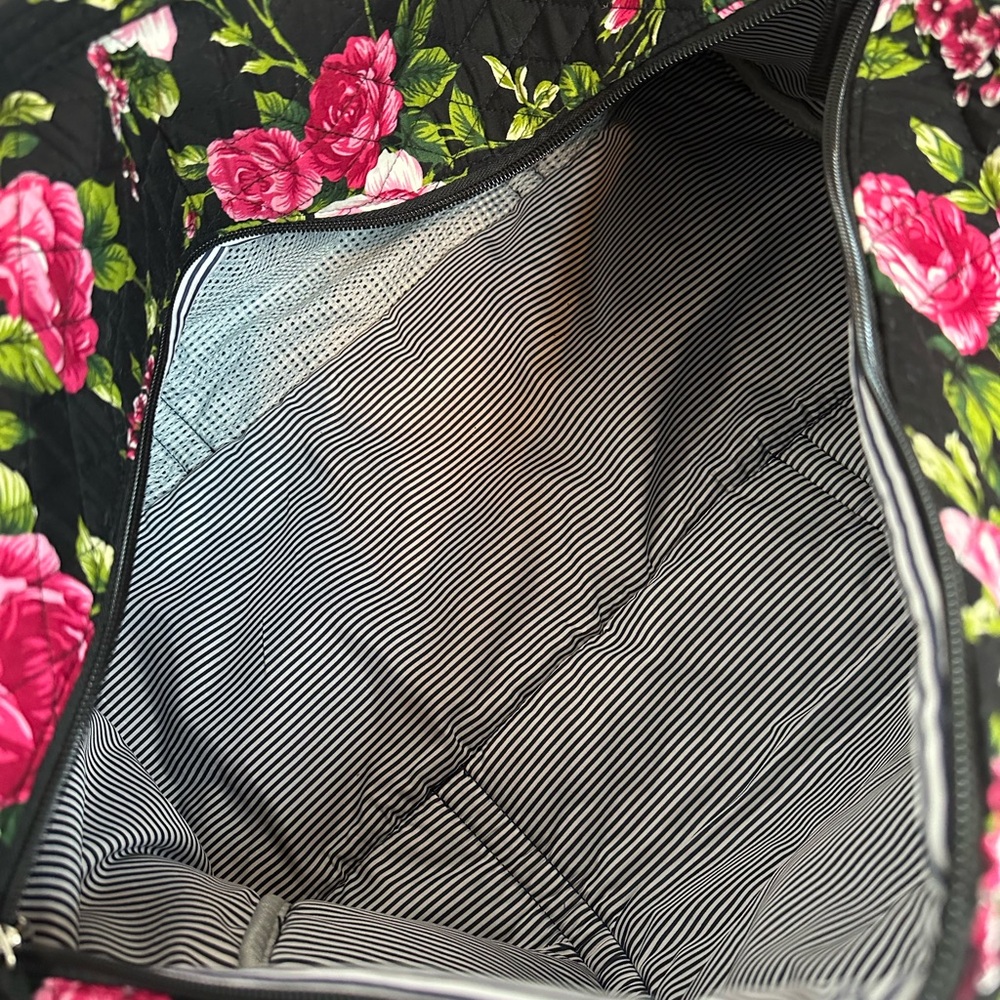 Traveland Floral Women's roses red and green Travel Bag, great condition - Picture 6 of 8